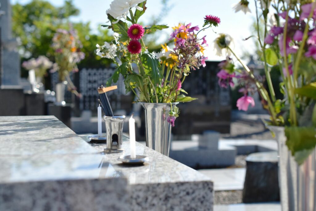 fleurs dans des vases sur cimetieres