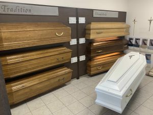 fleurs dans un vase dans un cimetiere