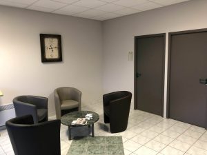 fleurs dans un vase dans un cimetiere