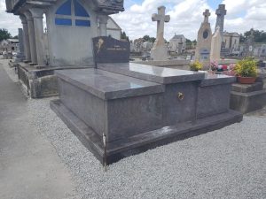 fleurs dans un vase dans un cimetiere