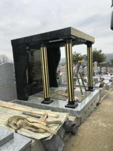 monument funeraire avec des plaques