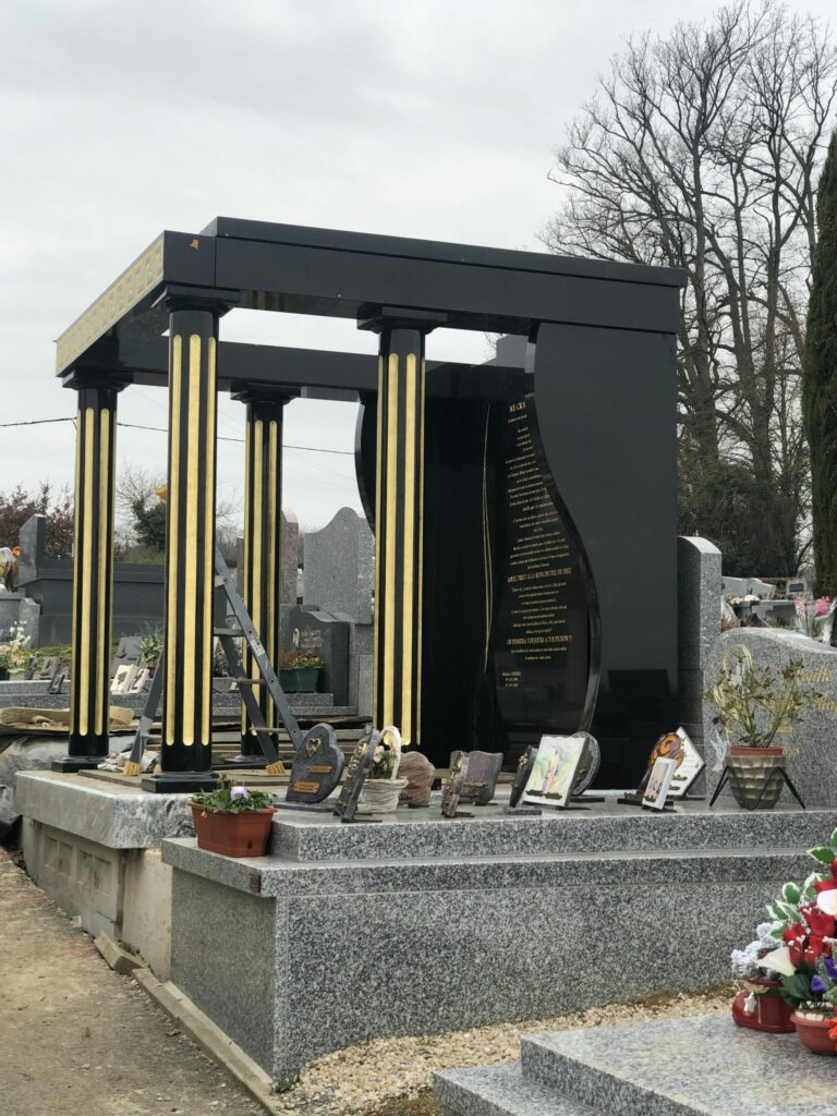 monument funeraire avec des plaques
